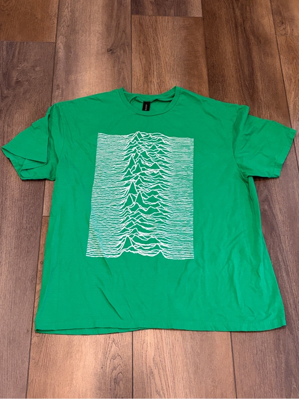 Gildan Green Short Sleeve Tee with White Wave Graphic